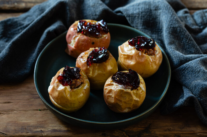 Roasted christmas apples w/ sausage & jelly